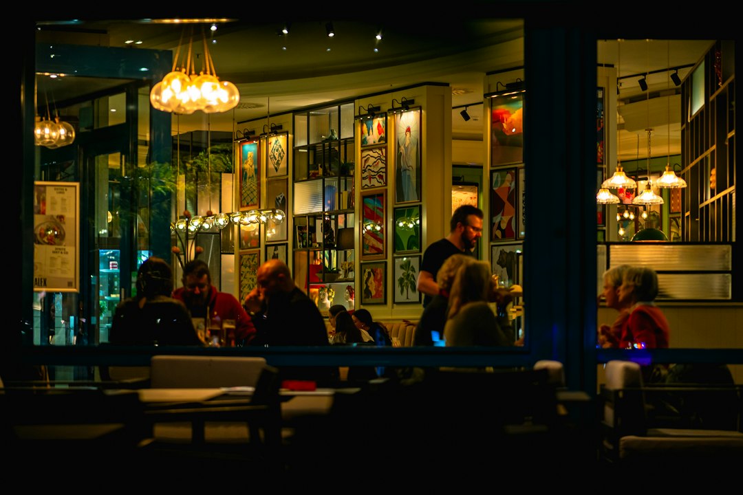 Restaurant 's avonds met gasten aan tafel