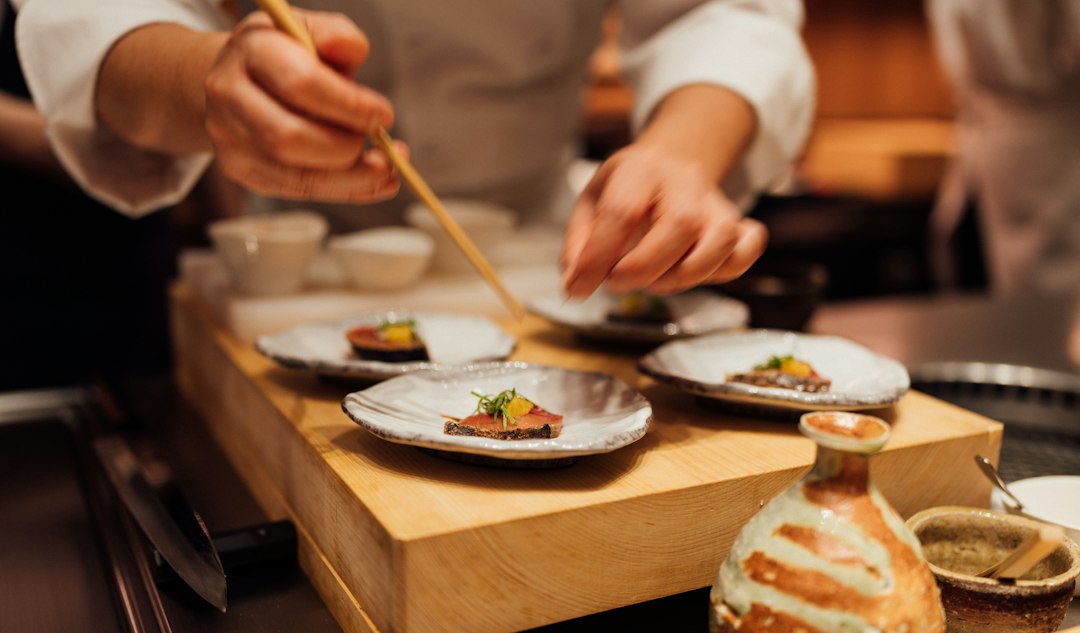Chef die gerechten afwerkt in de keuken