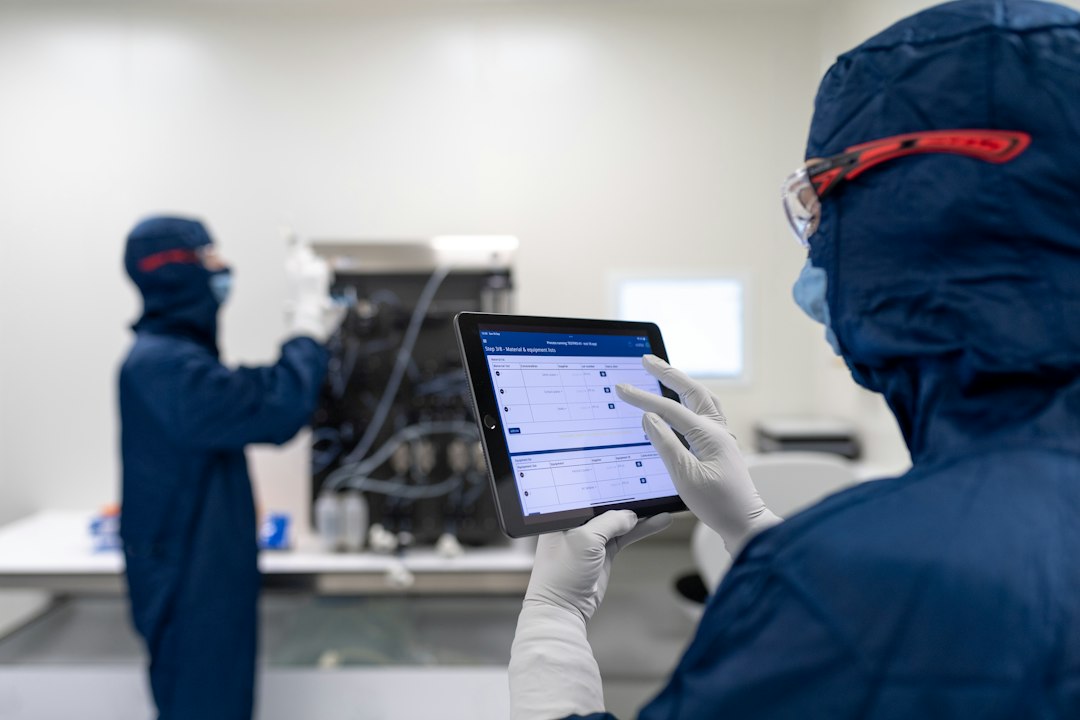Operator die een machine bedient via een scherm