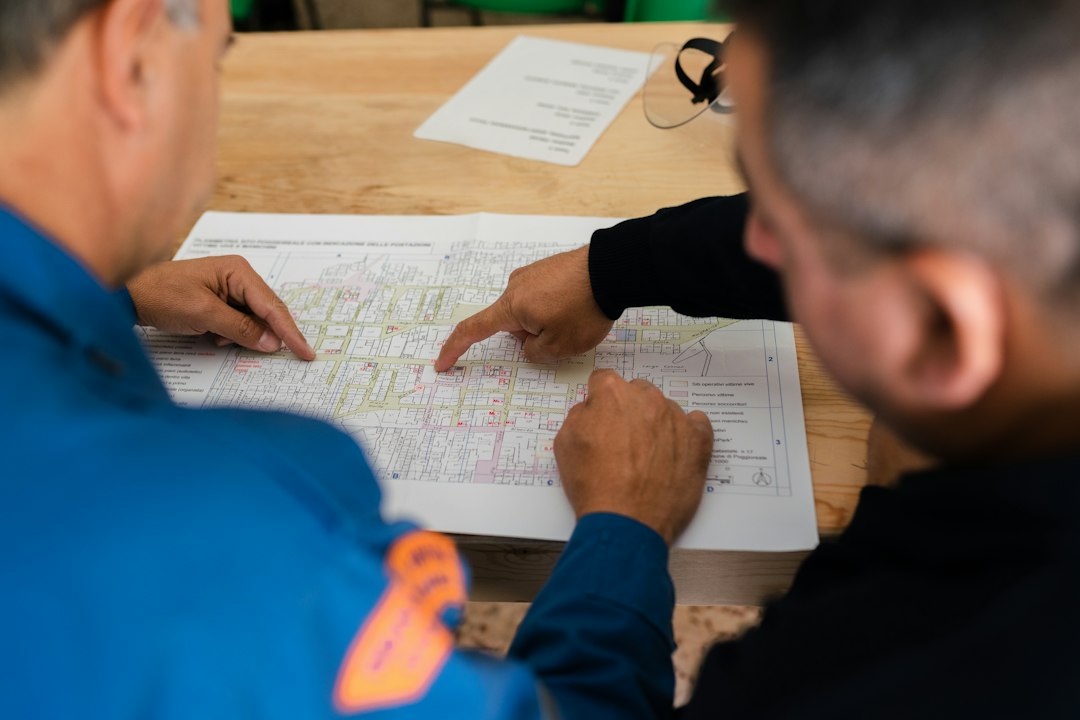Twee mensen die samen een plan bekijken